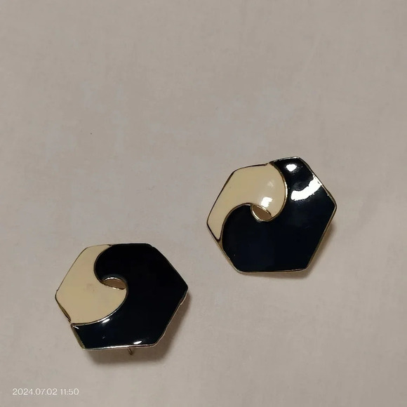 Vintage Octagon Blue Cream Enamel Swirl Clip On Earrings Retro Boho - Picture 8 of 8